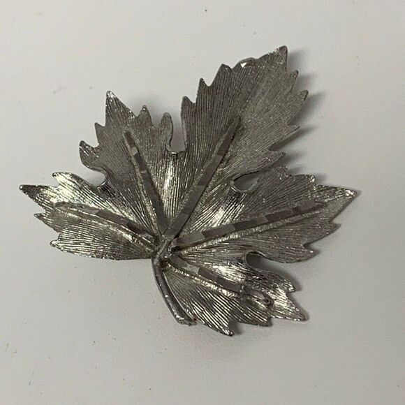 Vintage Brooch Leaf Signed Lisa Silver in Color - Picture 1 of 6